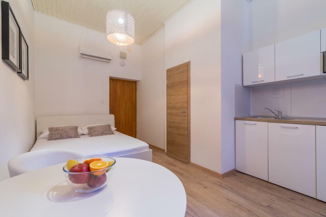Studios & Apartments Porto Zadar Exteriör bild